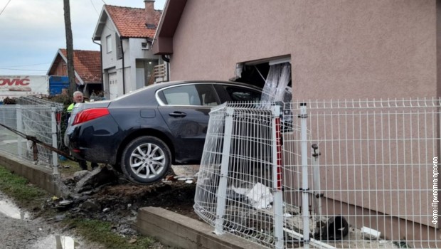 Šabac, pijani vozač automobilom uleteo u kuću Šabac, pijani vozač automobilom uleteo u kuću
