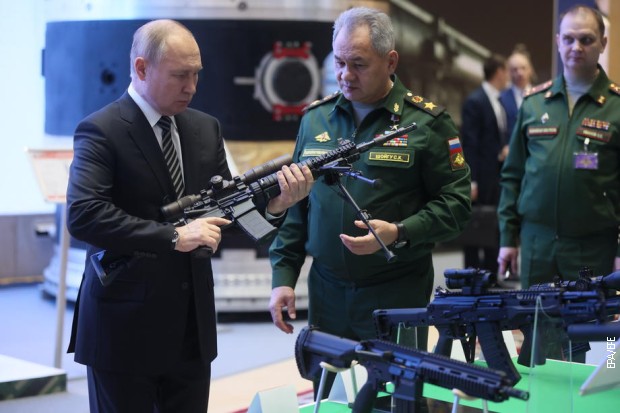 Владимир Путин и руски министар одбране Сергеј Шојгу, 21. децембра 2021.