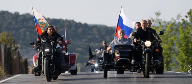 Владимир Путин са вршиоцем дужности гувернера Севастопоља Михаилом Развожајевим (у приколици) и у пратњи Ноћних вукова са својим вођом Александром Залдостановим на Криму августа 2019.