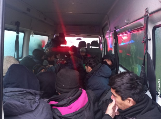 Uhapšen državljanin Srbije zbog sumnje da je krijumčario 21 migranta Uhapšen državljanin Srbije zbog sumnje da je krijumčario 21 migranta