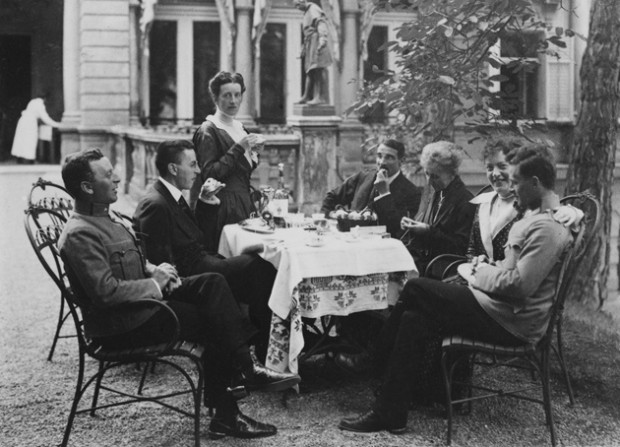 Породица Витгеншајн 1917. у Бечу: Курт, Пол, Хермина, Макс Салцер, Леополдина, Хелена и Лудвиг 