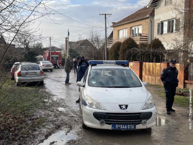 Policija ispred kuće u kojoj su pronađena tela
