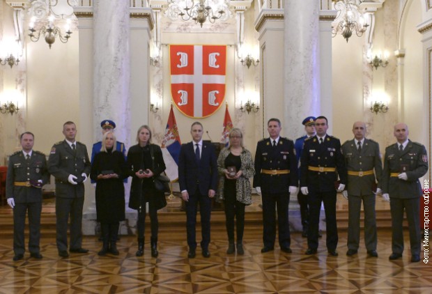 Stefanović uručio odlikovanja pripadnicima Ministarstva odbrane i Vojske Srbije