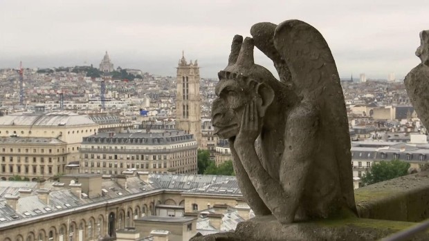 Гаргојл Штрига са Нотр Дама над Паризом