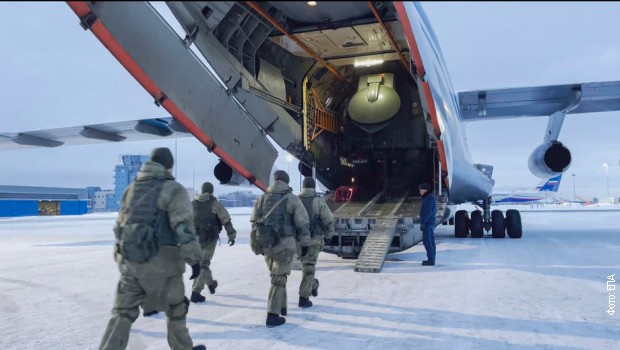 Ukrcavanje ruskih vojnika u vojni avion na putu za Kazahstan
