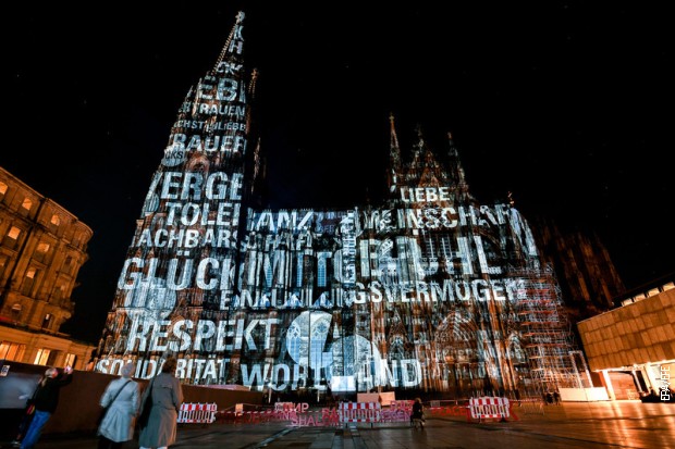 Светлосне пројекције на фасади Катедрале у Келну септембра 2018, у знак сећања на завршетак Првог светског рата 