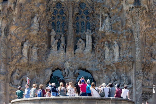 Туристи испред Саграде фамилије у Барселони