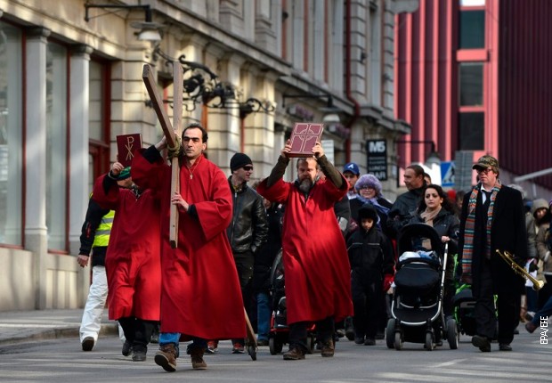 Парохијани Цркве Свете Кларе у Стокхолму у процесији на Велики петак