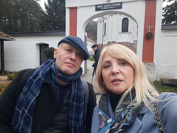 Istoričar Srđan Cvetković sa autorkom u manastiru Vrdnik Istoričar Srđan Cvetković sa autorkom u manastiru Vrdnik
