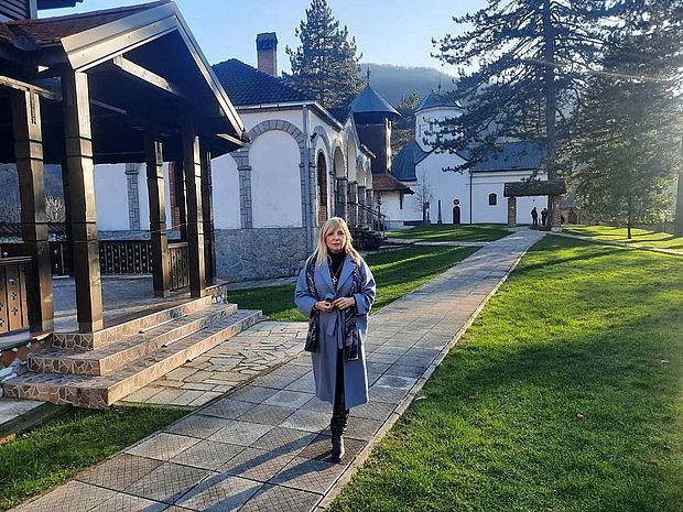 Autorka Tatjana Manojlović u manastiru Ćelije Autorka Tatjana Manojlović u manastiru Ćelije