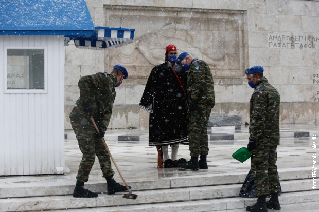 Smena straže na trgu Sintagma u neobičnim okolnostima 