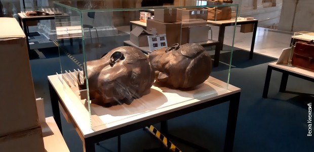 Odrubljene glave nacističkih spomenika na izložbi „Kako baciti Hitlera“ u bečkom Hofburgu