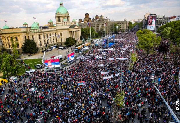 Jedan od skupova ispred Skupštine Srbije