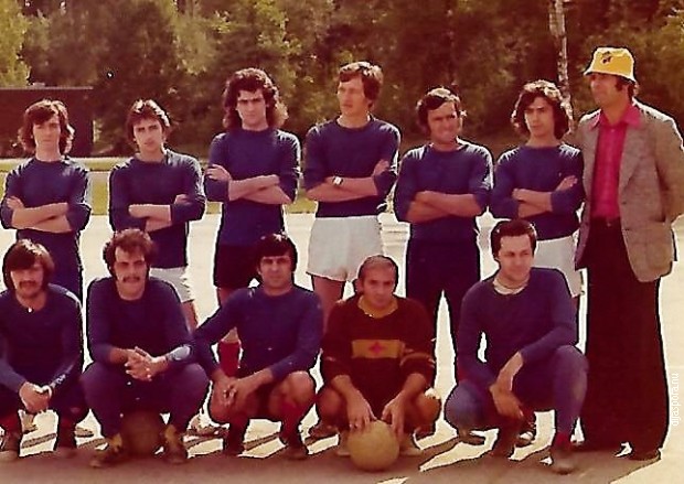 Plavi tim jugoslovenskih iseljenika u Švedskoj, osnovan 1972. godine. Čovek s loptom je Branislav Tešanović