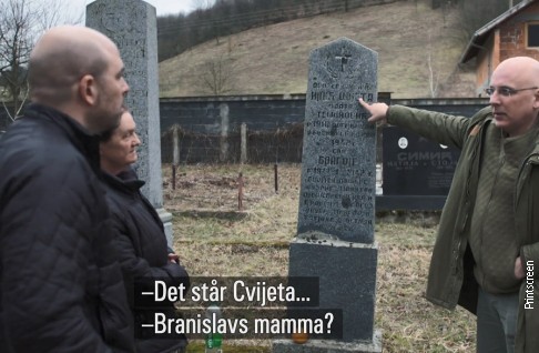 Ali Fegan, Nada Tešanović i Predrag Dragosavac na grob majke Branislava Tešanovića