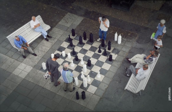 Branislav Tešanović prati partiju šaha u Kungstredgordenu (sedi na klupi levo, u plavoj košulji)