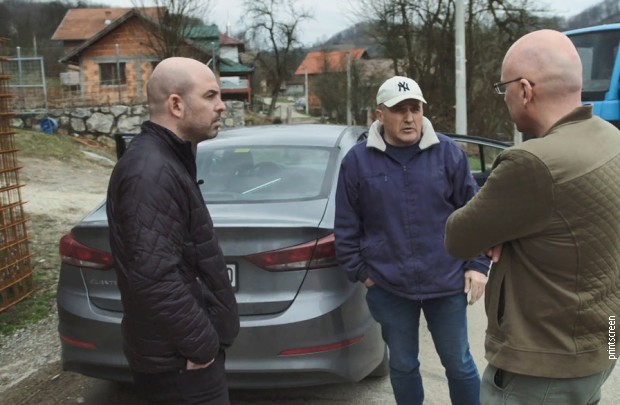 Ali Fegan i Predrag Dragosavac u razgovoru s meštanom Burnica