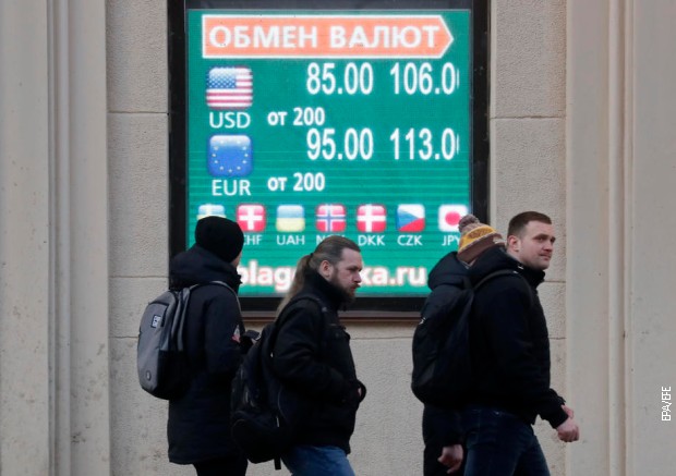 Курс евра и америчког долара у мењачници у Санкт Петербургу, 28. фебруара 2022.