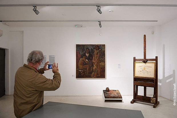 Ствари-вибрантне, ствари свечане, поставка