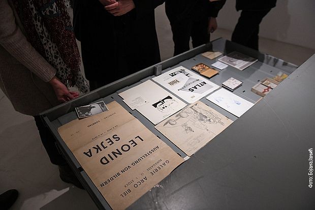 Ствари-вибрантне, ствари-свечане, поставка