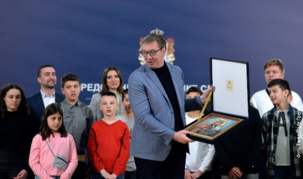 Деца су председнику Вучићу даровала икону Богородице