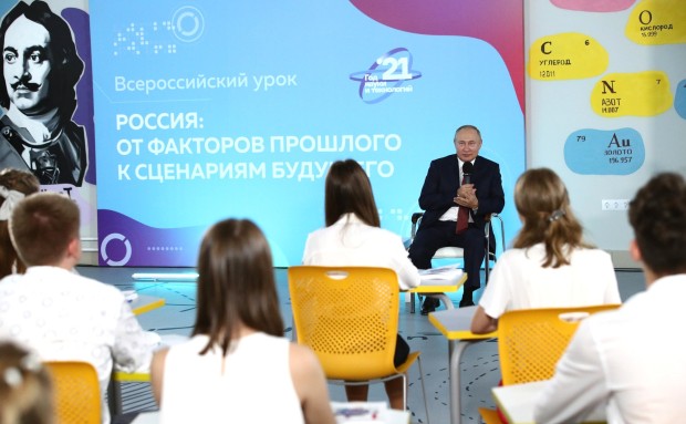 Владимир Путин држи час историје основцима, испод слике Саве Владисавића Рагузинског у Владивостоку, 1. септембра 2021.