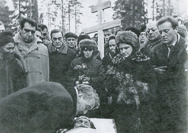 Лав Гумиљов на сахрани Ане Ахматове марта 1966. Десно стоји Јосиф Бродски