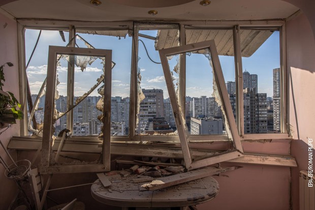 Polomljena prozorska stakla u stanu u Kijevu