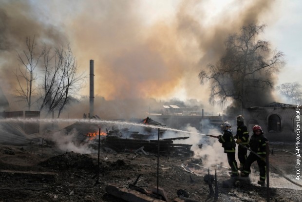 Gašenje požara od borbenih dejstava u Harkovu