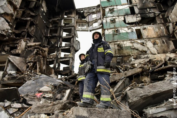 Vatrogasci pretražuju ruševine stambenog bloka u gradu Borođanka