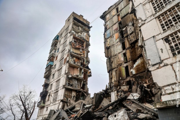 Teško oštećena stambena zgrada u Marijupolju