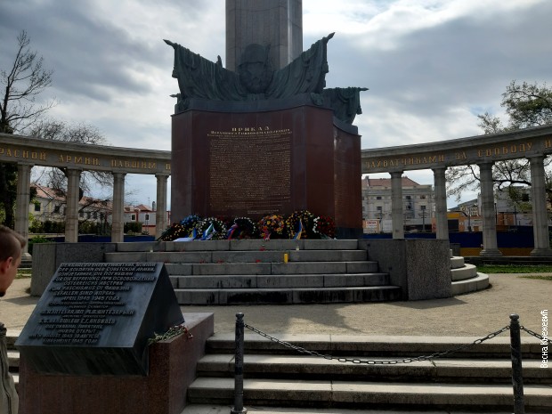 Spomenik Crvenoj armiji u Beču sa položenim vencima na kojima su lente u bojama bivših sovjetskih republika