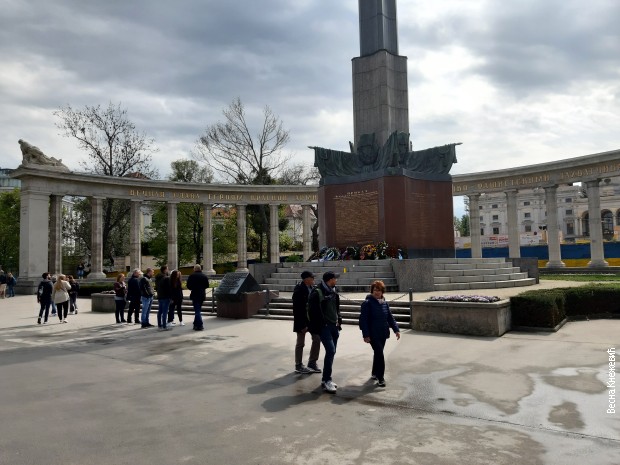 Spomenik Crvenoj armiji u Beču, u pozadini zid u bojama ukrajinske zastave