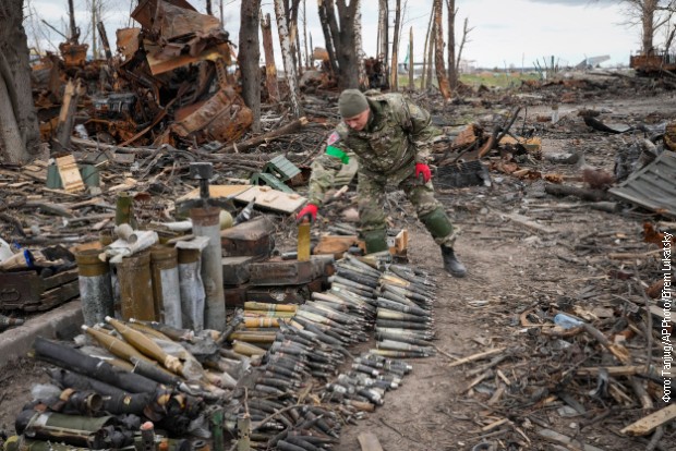 Sakupljanje neeksplodiranih granata kod Kijeva