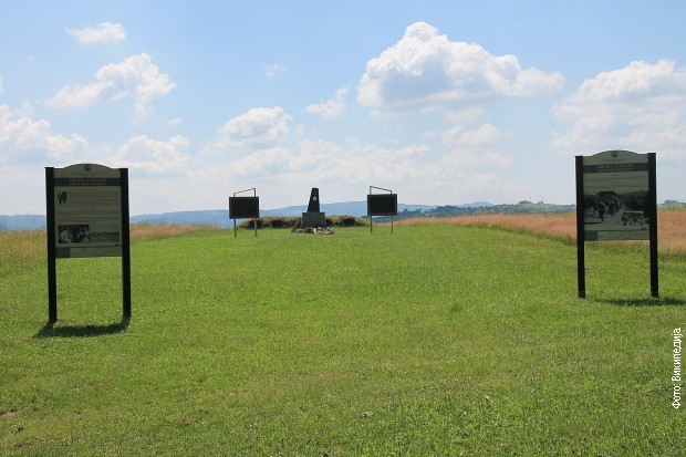 Spomen ploče na mestu nekadašnjeg aerodroma na Galovića polju u Pranjanima Spomen ploče na mestu nekadašnjeg aerodroma na Galovića polju u Pranjanima