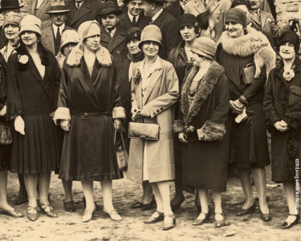 Krista Đorđević (u sredini) na uziđivanju povelje u Umetnički paviljon „Cvijeta Zuzorić” u Beogradu 1927. godine