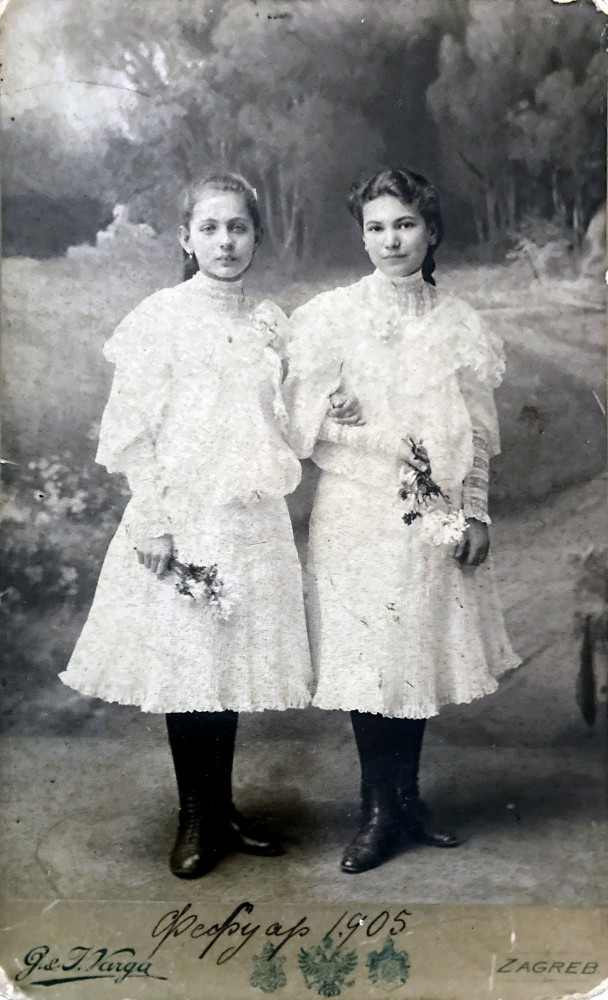 Krista Đorđević (desno) 1905. u Zagrebu