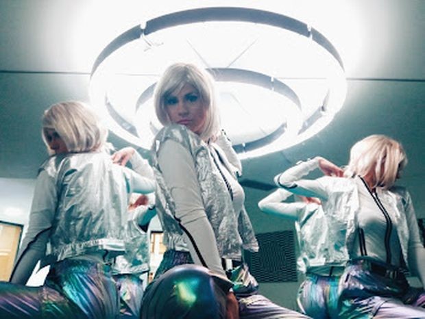 Исидора Радоњић на снимању у Музеју илузија