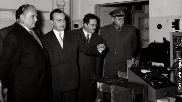U poseti Vinči 1955. godine: Tito, Pavle Savić, Edvard Kardelj i Ivan Gošnjak