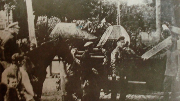 Сахрана Алексе  Дундића 10. јула 1920. у градском парку у Ривном