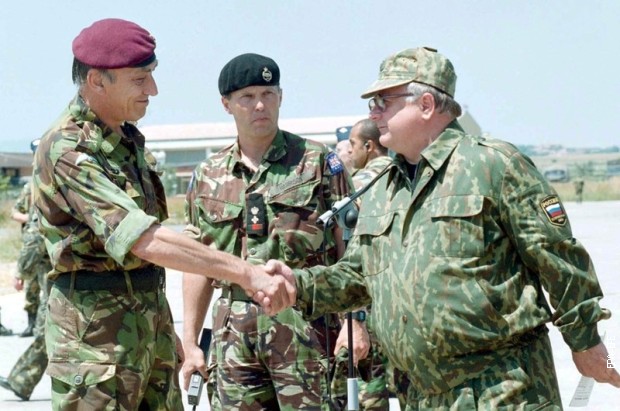 Britanski general Majkl Džekson i ruski general Viktor Zavardin na prištinskom aerodromu 26. juna 1999. Britanski general Majkl Džekson i ruski general Viktor Zavardin na prištinskom aerodromu 26. juna 1999.