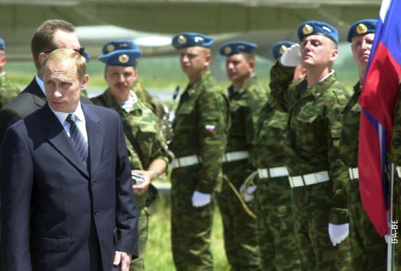 Ruski predsednik Vladimir Putin vrši inspekciju ruskih trupa KFOR-a na aerodromu u Prištini 17. juna 2001.