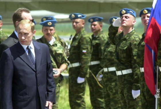 Ruski predsednik Vladimir Putin vrši inspekciju ruskih trupa KFOR-a na aerodromu u Prištini 17. juna 2001. Ruski predsednik Vladimir Putin vrši inspekciju ruskih trupa KFOR-a na aerodromu u Prištini 17. juna 2001.