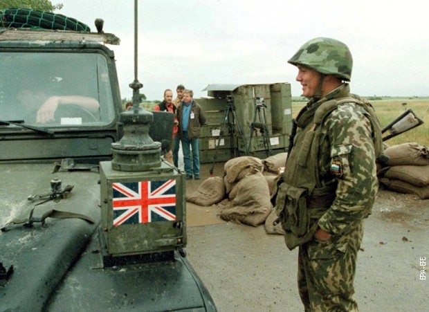 Ruski vojnik zaustavlja britansko vojno vozilo koje pokušava da uđe na aerodrom Slatina, 19. jun 1999. Ruski vojnik zaustavlja britansko vojno vozilo koje pokušava da uđe na aerodrom Slatina, 19. jun 1999.