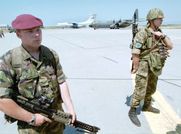 Britanski i ruski vojnik na pisti prištinskog aerodroma juna 1999.