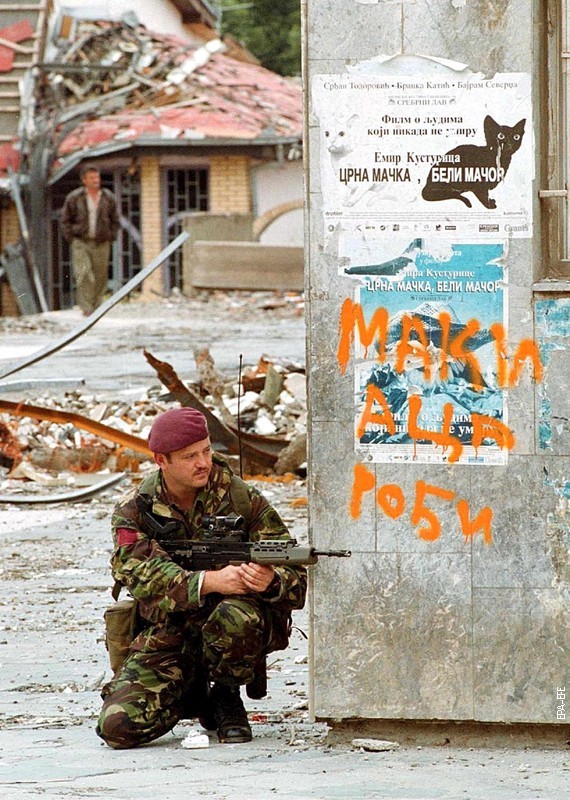 Britanski vojnik u Prištini, 24. juna 1999. Britanski vojnik u Prištini, 24. juna 1999.