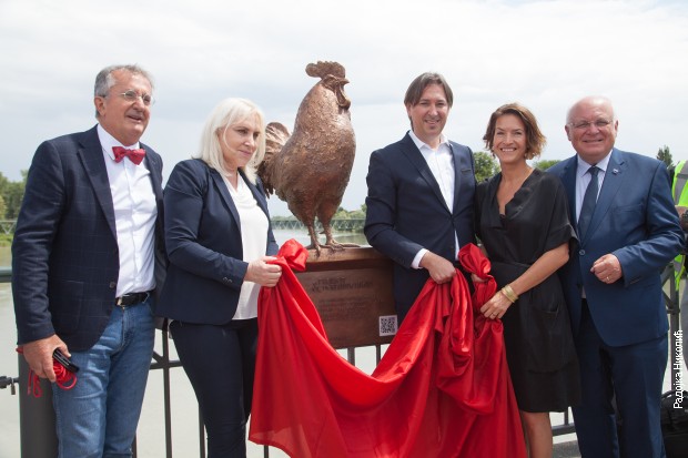 Svečano otkrivanje petla: Srpski ambasador u Austriji Nebojša Rodić, Angelika Vincig (EU parlament), Zoran Šijaković, autor projekta, Kristine Prajsajs, vajarka, i Franc Šausberger (IRE EU)