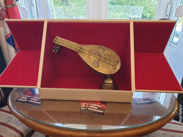 Ručno rađeni tradicionalni marokanski žičani muzički instrument 