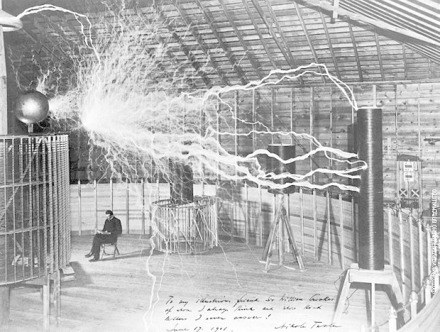 Tesla u svojoj laboratoriji u Kolorado Springsu