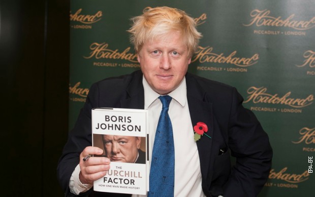 Борис Џонсон са својом књигом о Черчилу, октобра 2014.